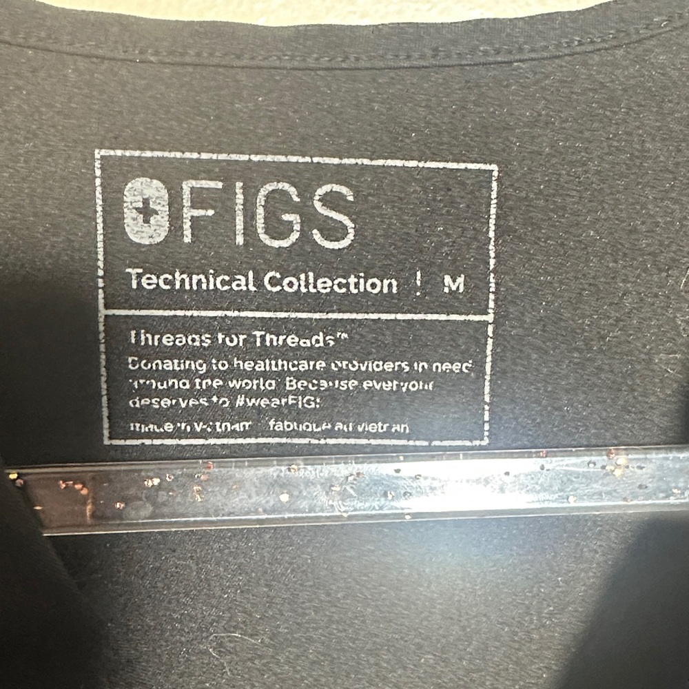 Figs Medium Solid Black 1 Pocket Scrub Top - Picture 2 of 3